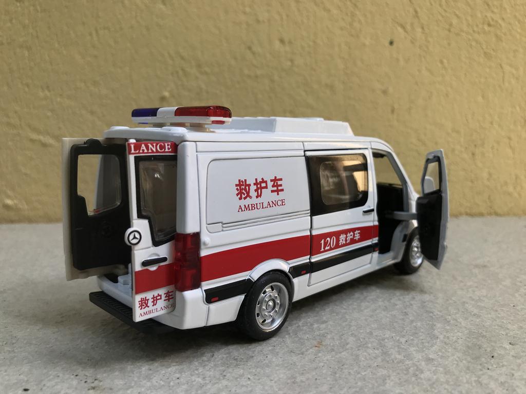 Mô hình xe CỨU THƯƠNG Mercedes 120 1:32