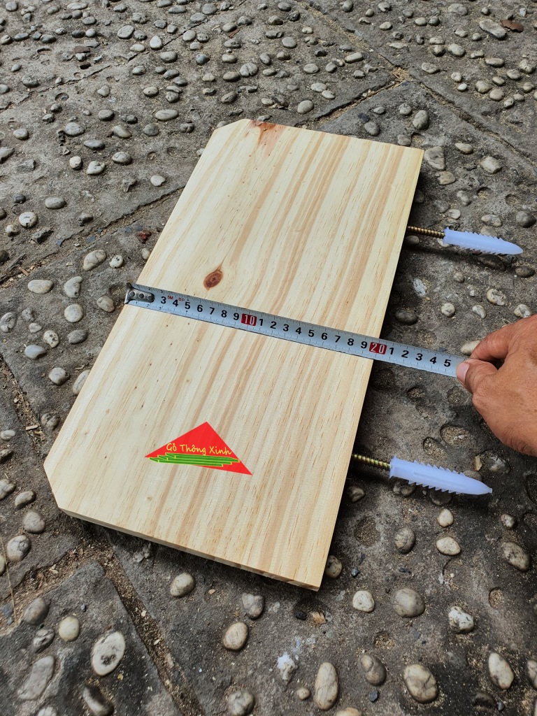 Kệ gỗ treo tường bằng gỗ thông tự nhiên rộng 20cm, dài 50cm, dày 2cm giúp căn phòng Bạn trở nên gọn gàng hiện đại