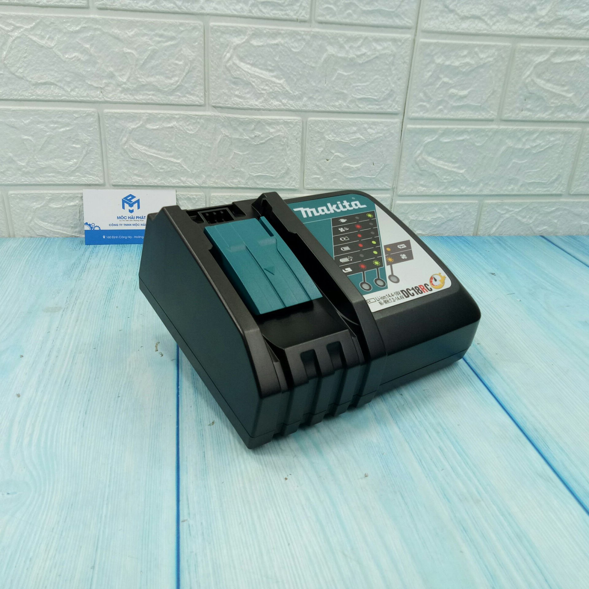 Đế sạc pin Li-Ion nhanh Makita DC18RC