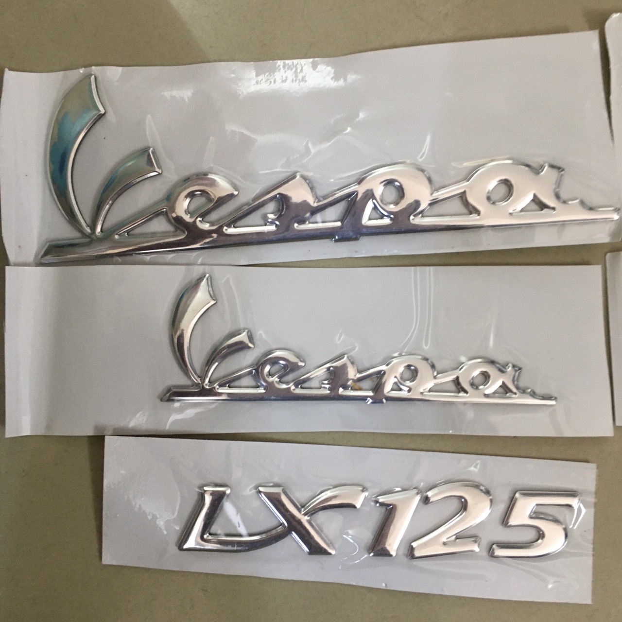 Bộ sưu tập tem nỗi chữ VESPA LX 125 hai màu lựa chọn, tem tân trang xe máy như zin theo xe