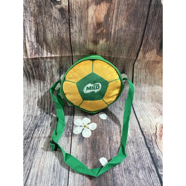 Túi đeo chéo tròn xanh lá milo 2 ngăn, túi đeo trái banh hkm milo 2 ngăn dành cho bé mê màu xanh lá, thích bóng đá