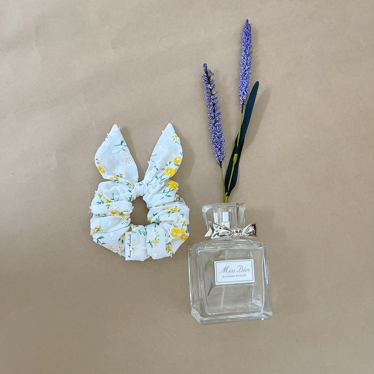 Scrunchies- Đồ cột tóc tai thỏ hoa vàng