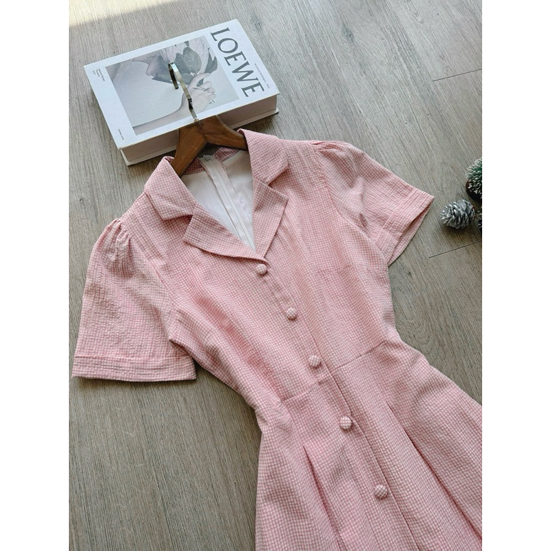 Đầm caro cổ vest nút bọc dáng dài