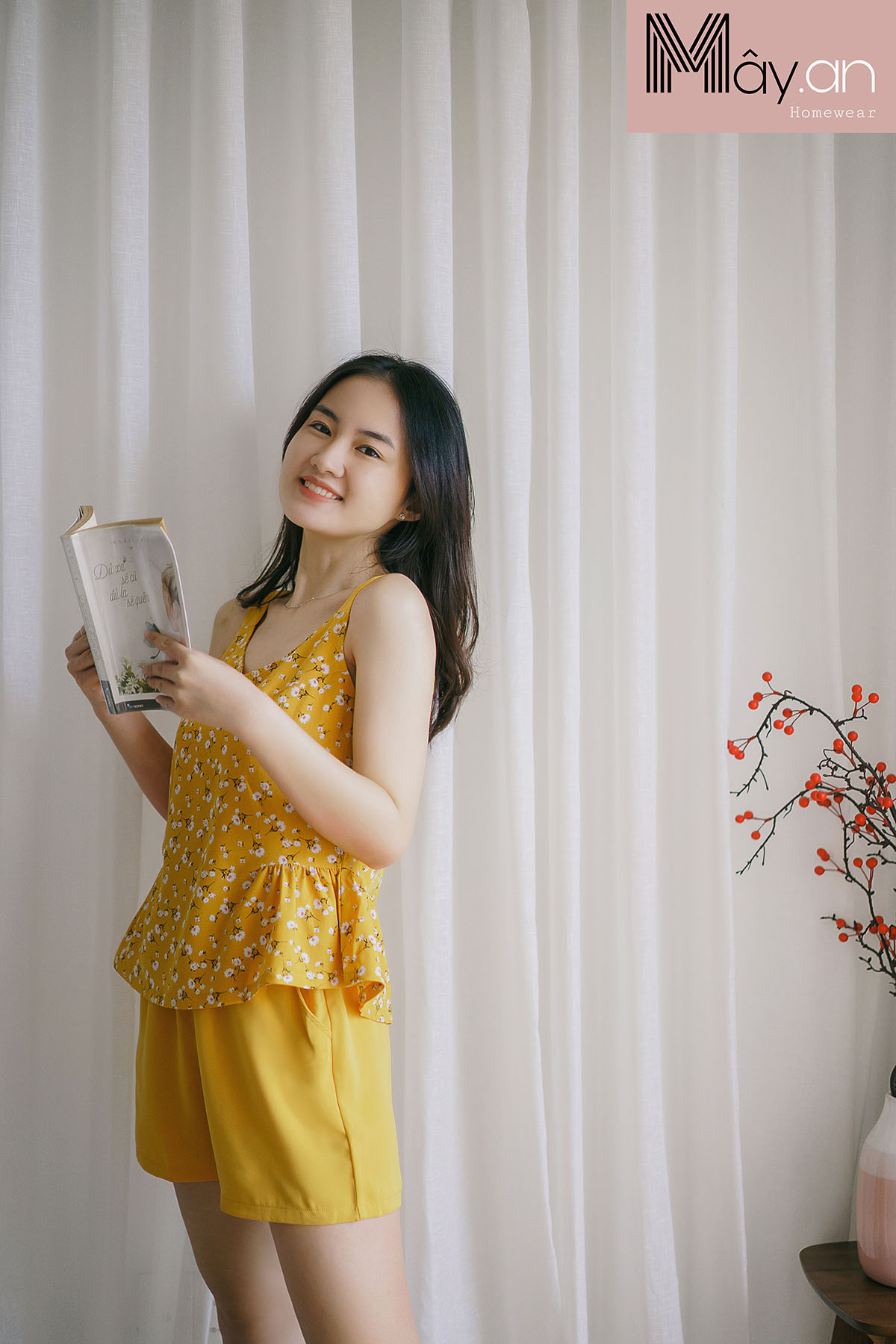 Đồ mặc nhà MÂY áo sát nách coup eo lụa Nhật hoa quần lụa Hàn quốc - Vàng