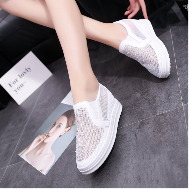 Giày slip on đế độn phối lưới nạm hột màu đen