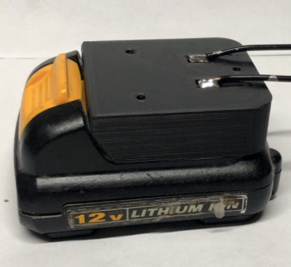 Đế lấy nguồn từ pin dewalt 10.8v/ 12v.