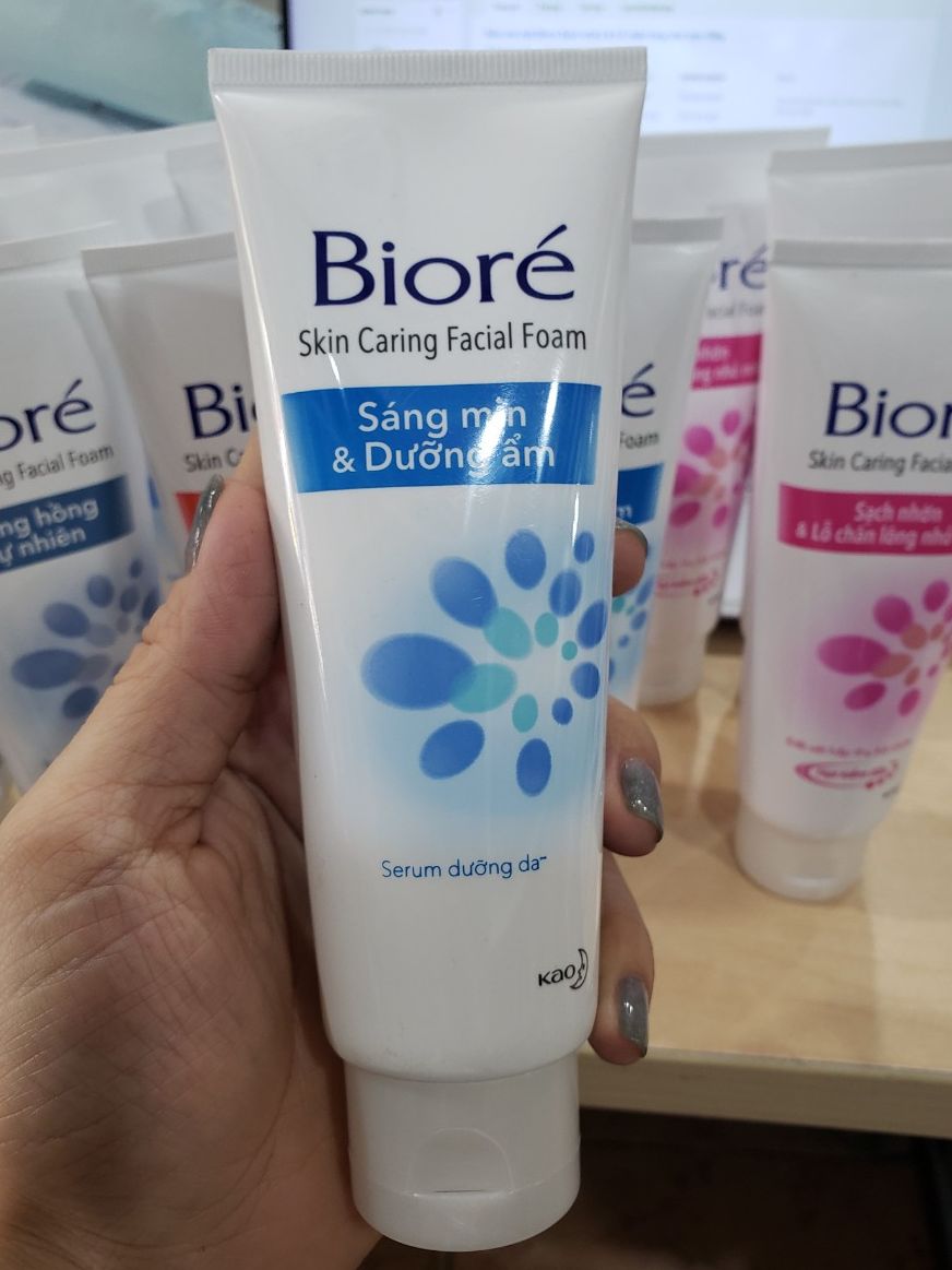 Sữa rửa mặt Biore Sáng mịn Dưỡng ẩm 100ml