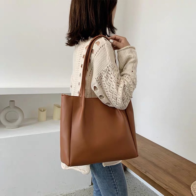 Túi da tote basic đựng vừa a42 màu vàng đen