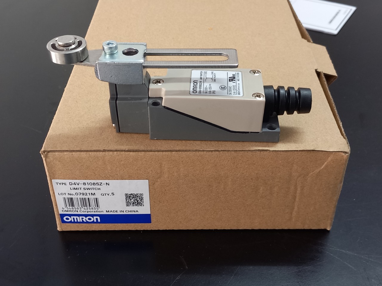 Công tắc hành trình D4V-8108SZ-N