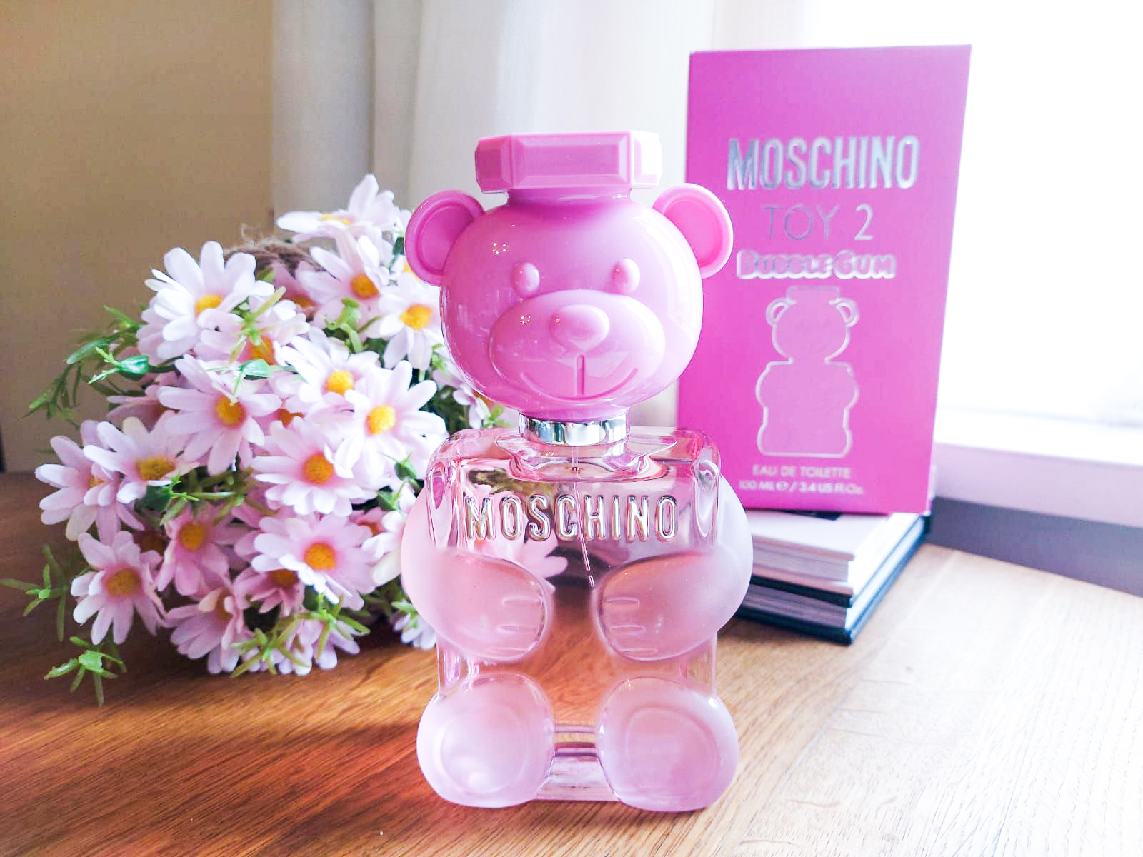 Nước hoa nữ Moschino Toy 2 Bubble Gum sẽ khiến bạn phát cuồng vì sự nữ tính và trẻ trung mà nó mang lại. Hương vị của nó thật tuyệt vời, làm cho bạn trở nên quyến rũ và quyến rũ hơn bao giờ hết. Hãy xem hình ảnh và cảm nhận sự tự tin của nó nhé!