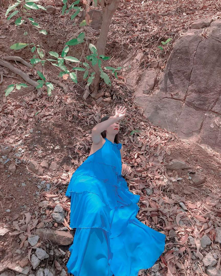 ĐẦM MAXI 5 TẦNG NHIỀU KIỂU HOT ĐI BIỂN - váy dự tiện voan 2 lớp cổ yếm cột dây có hoa hở lưng ( maxi 5 tầng hoa )