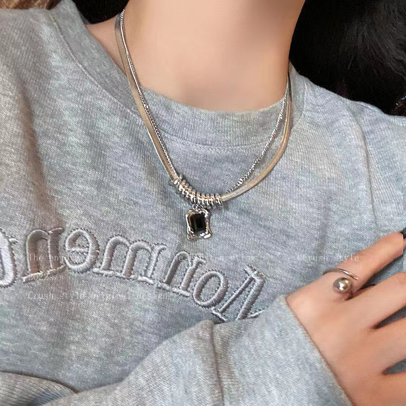 dây chuyền đen trắng đôi phong cách unisex cá tính