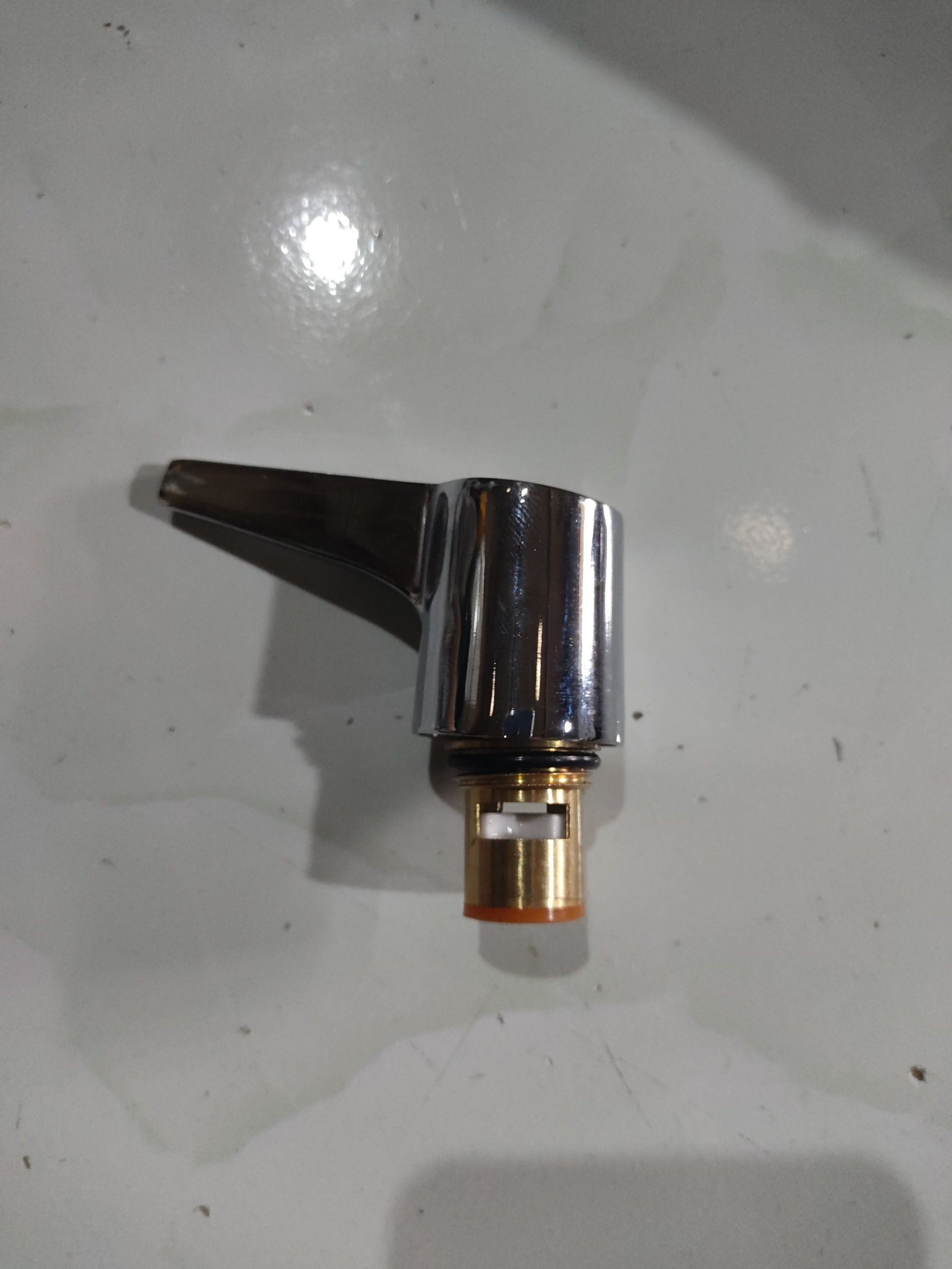 Tay Gạt Tay Vặn Vòi Nước Củ Sen Lạnh Núm Vặn Củ Sen Tắm Tặng Kèm Lõi