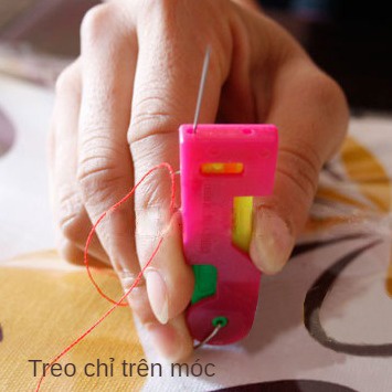 Dụng cụ hỗ trợ xỏ kim chỉ tự động