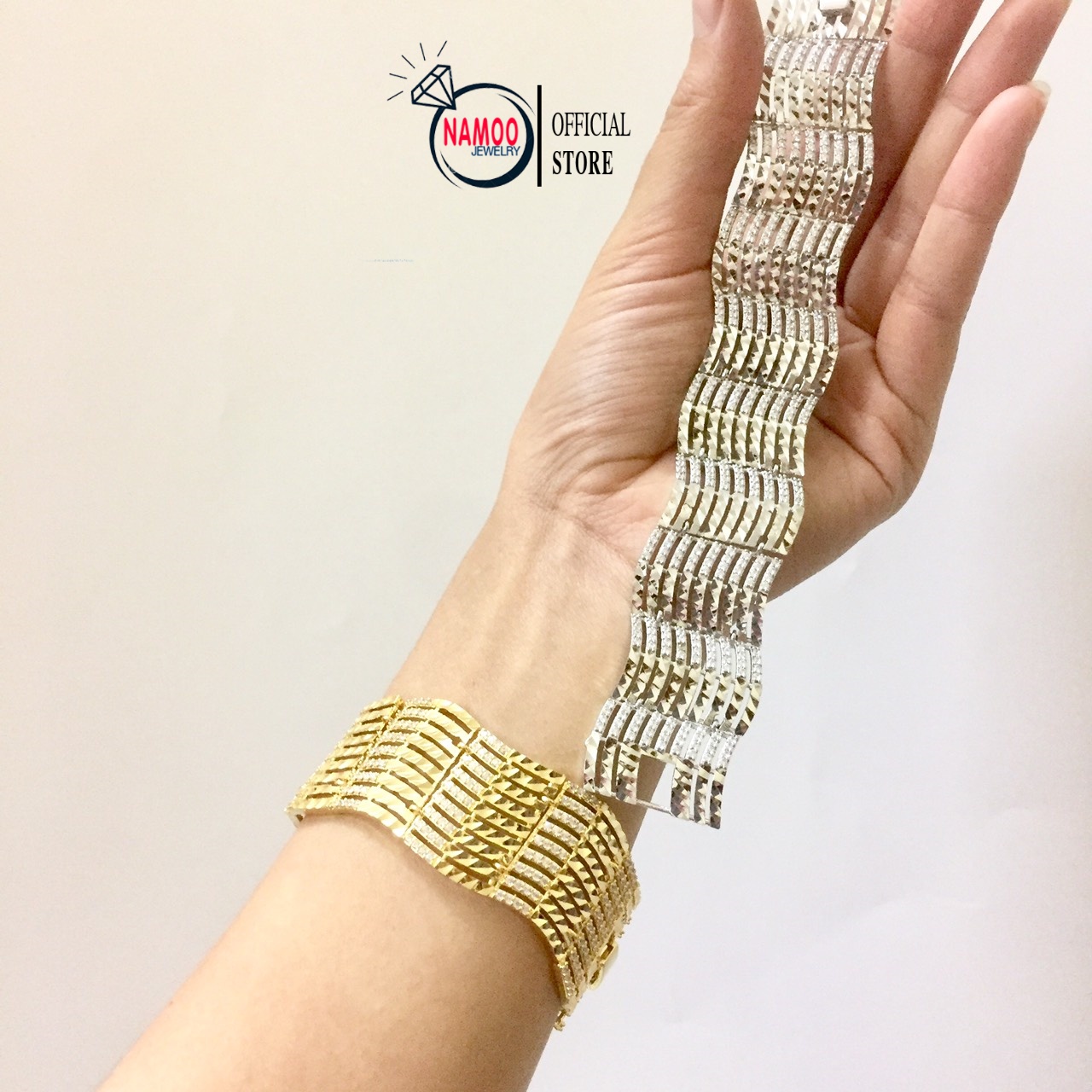 Những chiếc lắc tay nữ Namoo mạ vàng được hoàn thiện bằng cách mạ vàng 24K, đem lại cho người đeo sự quý phái và đẳng cấp. Với thiết kế đơn giản nhưng tinh tế, phụ nữ có thể phối hợp với nhiều trang phục khác nhau trong sinh hoạt hàng ngày.