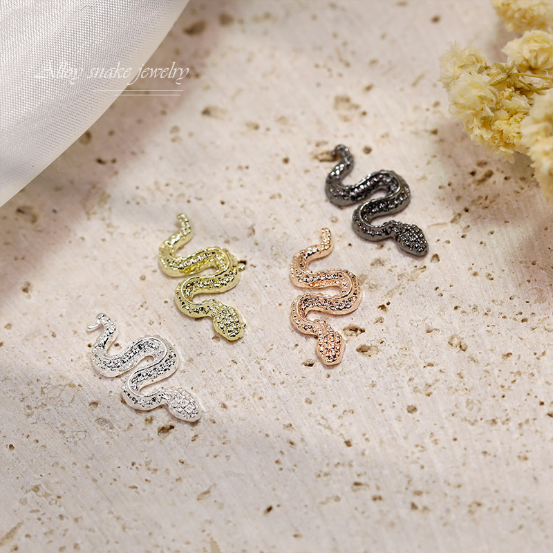 Charm Rắn Cổ Điển Trang Trí Móng