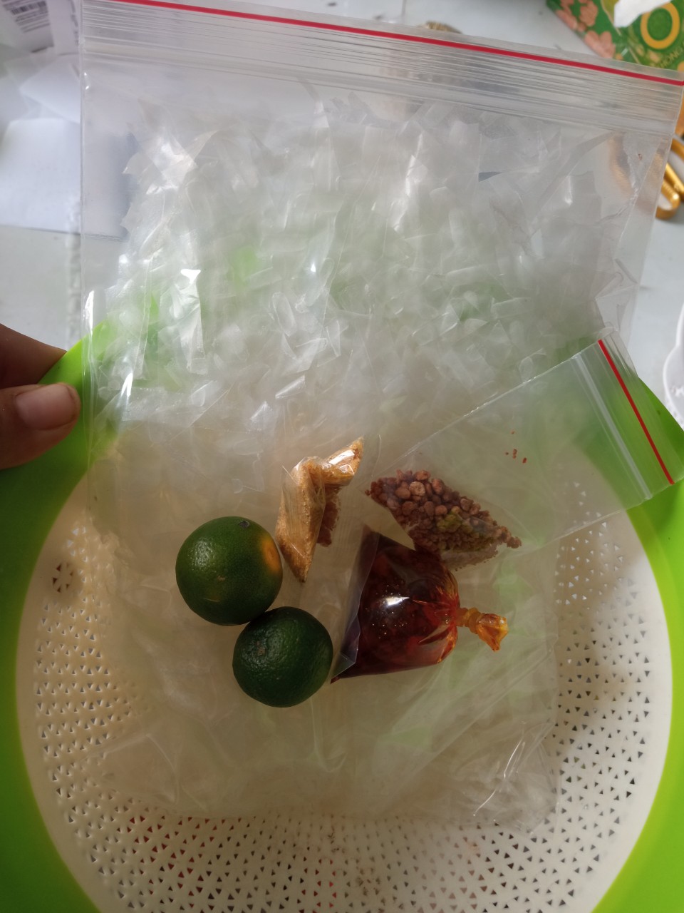 1 bịch bánh tráng sợi trộn sate hành phi ngon rẻ