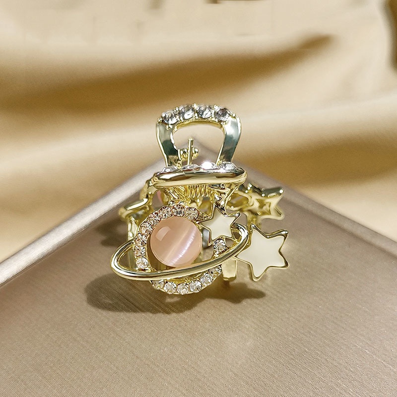 Small ponytail hair clip decorated with opal pearls.