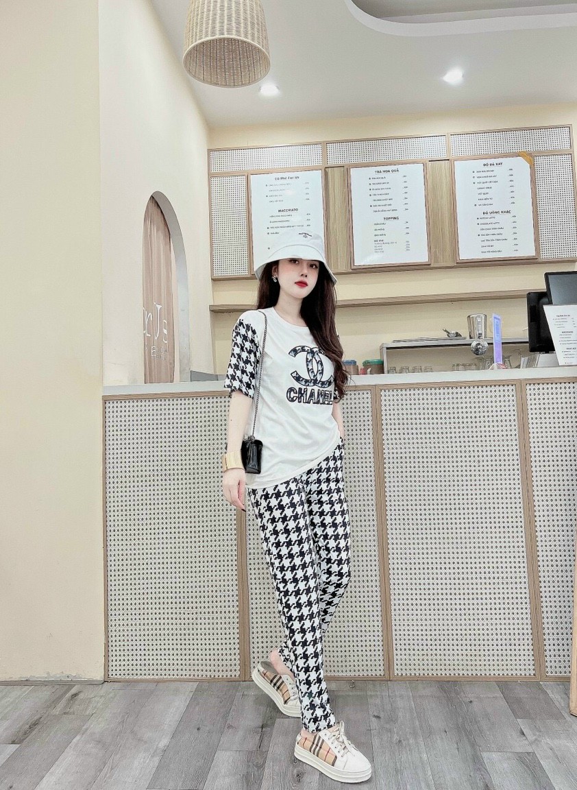 Đô bộ thun form rộng họa tiết đắp chữ C