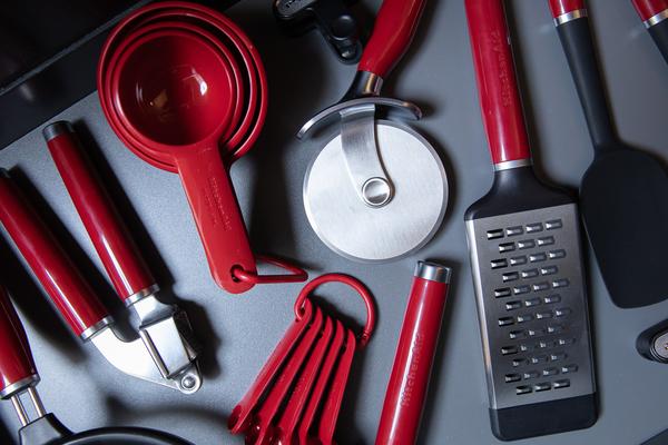KitchenAid - Dụng cụ cắt pizza màu đỏ