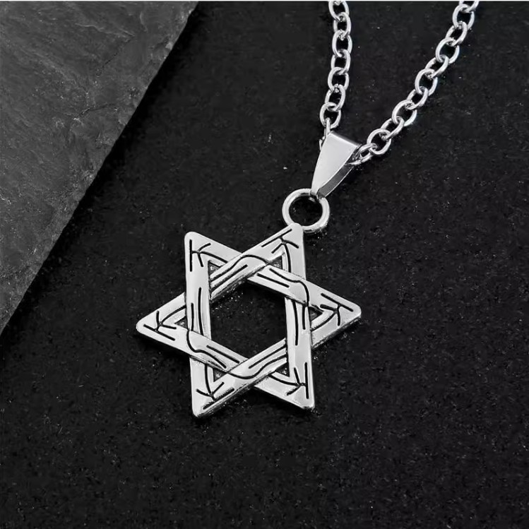 【Hottest Trends】American-style Metal Love Sweat Necklace Women's Summer Accessories High-end Sense Niche Thick Chain Clavicle Chain Hip-hop Neck Chain. 