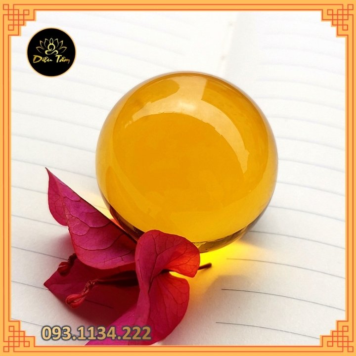 Quả cầu phong thủy để bàn thủy tinh có đế màu vàng