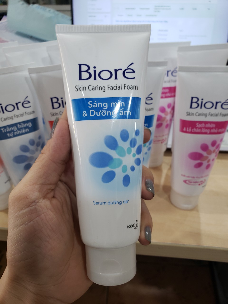 Sữa rửa mặt Biore Sáng mịn Dưỡng ẩm 100ml