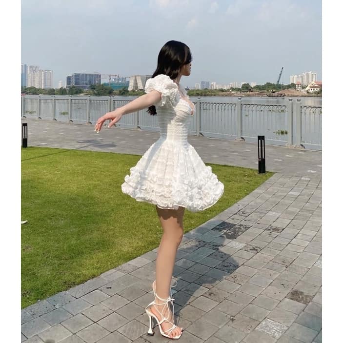 [HÀNG ĐẸP] Đầm Trắng Hoa Nổi Cổ U Viền Bèo