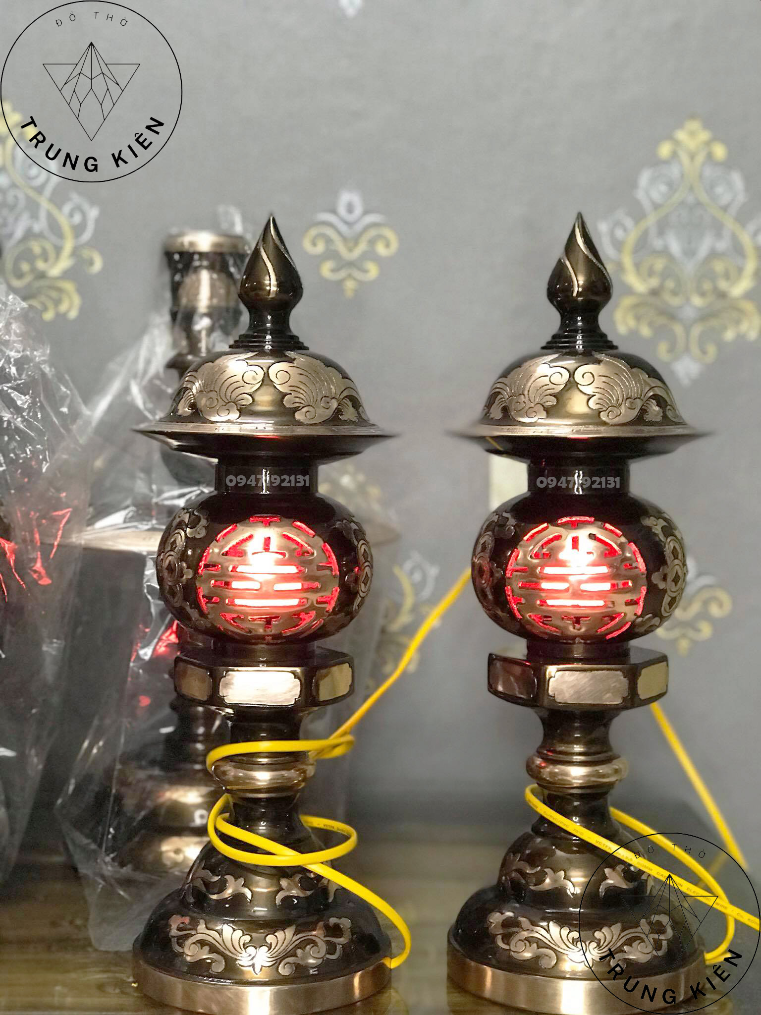 Đôi đèn thờ đúc và làm kỹ bằng đồng đỏ nguyên chất