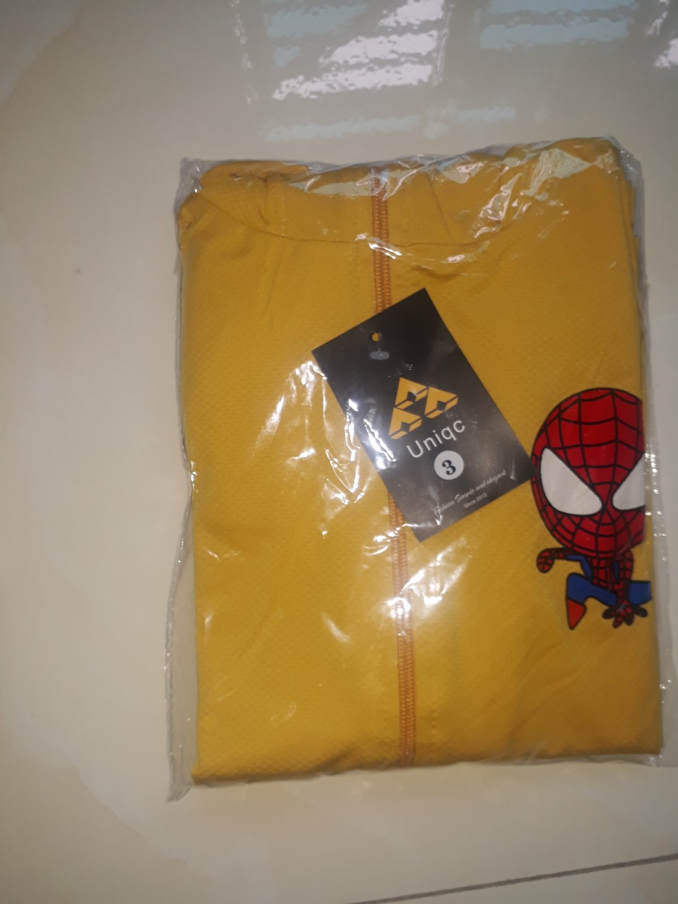 Áo chống nắng trẻ em với hình ảnh siêu anh hùng Spider man