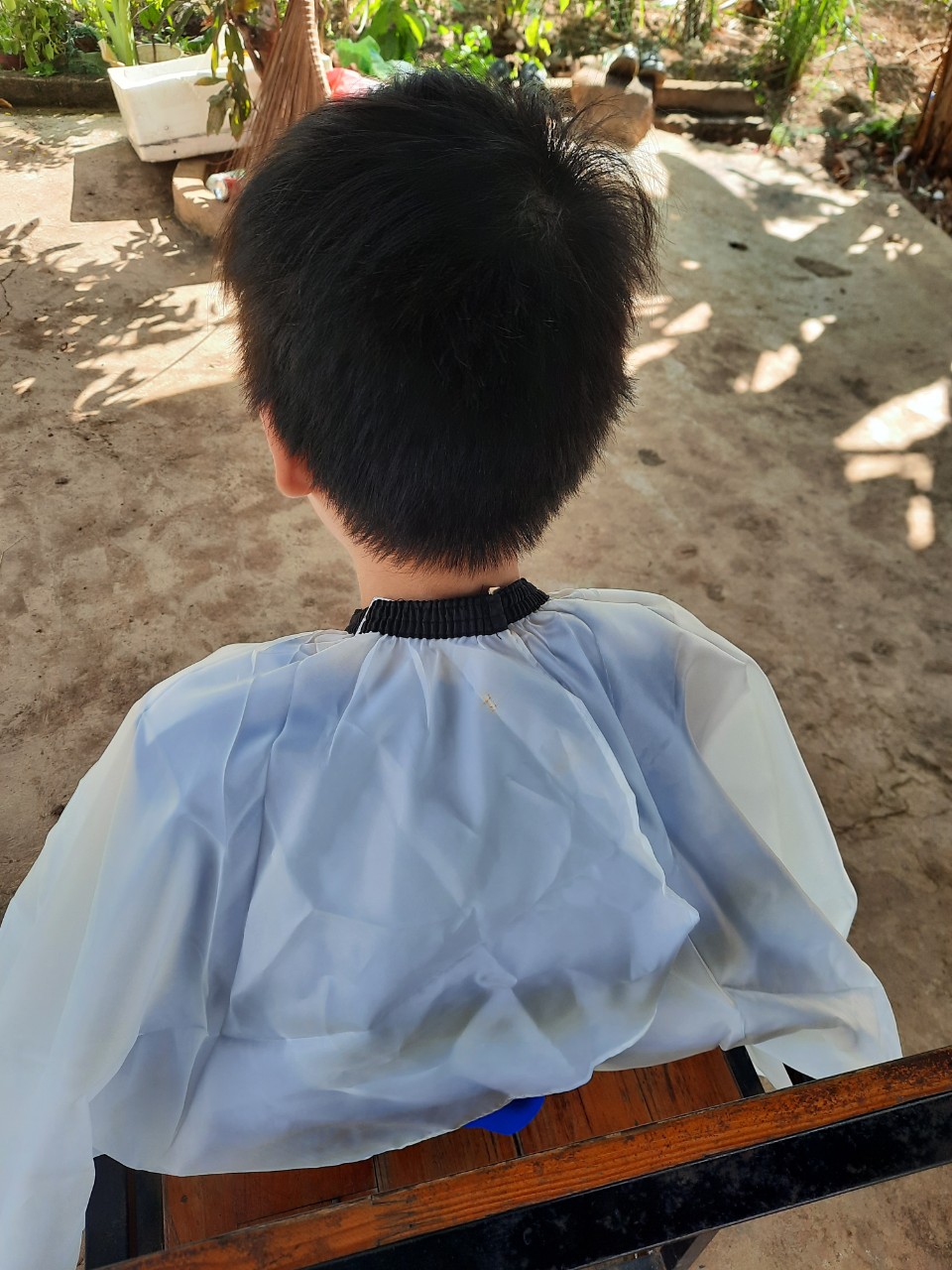 Áo choàng cắt tóc chống nước không dính tóc màu đen