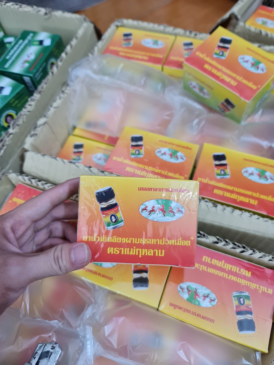 Dầu gió Hoa hồng - DẦU BÀ MẬP THÁI LAN (màu ngẫu nhiên)
