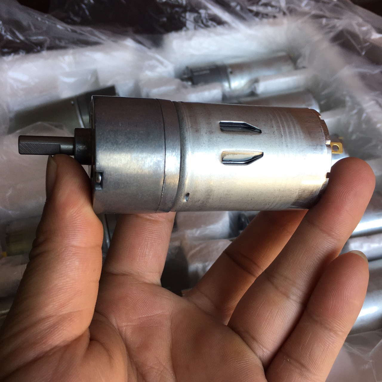 Motor giảm tốc 12v 60 vòng trên phút mới 100%