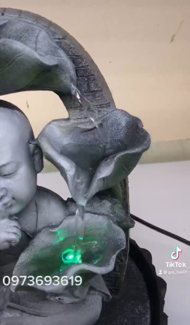 Thác nước phong thuỷ chú tiểu