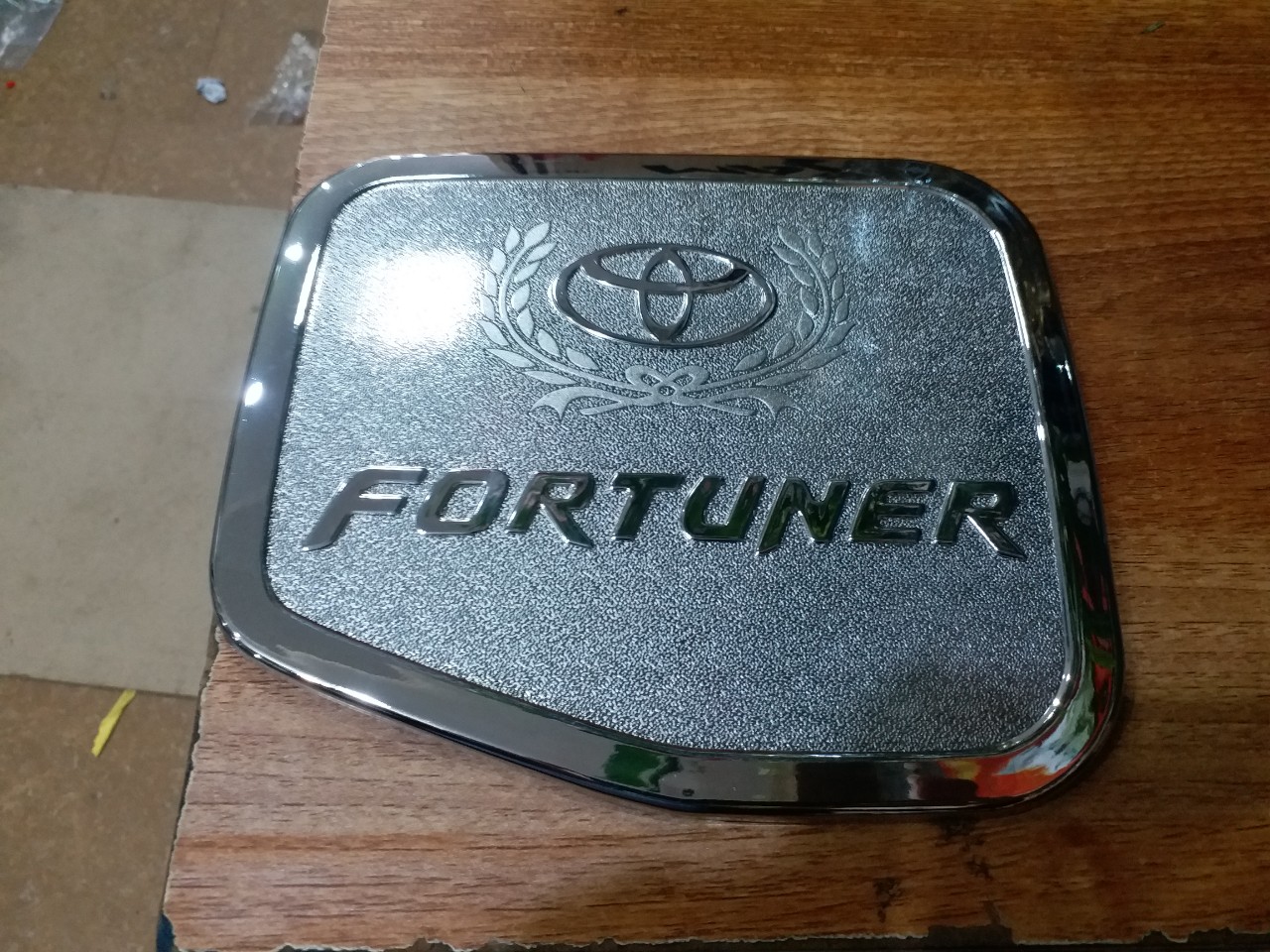 Ốp nắp bình xăng, ốp bình dầu xe Toyota Fortuner 2006-2015