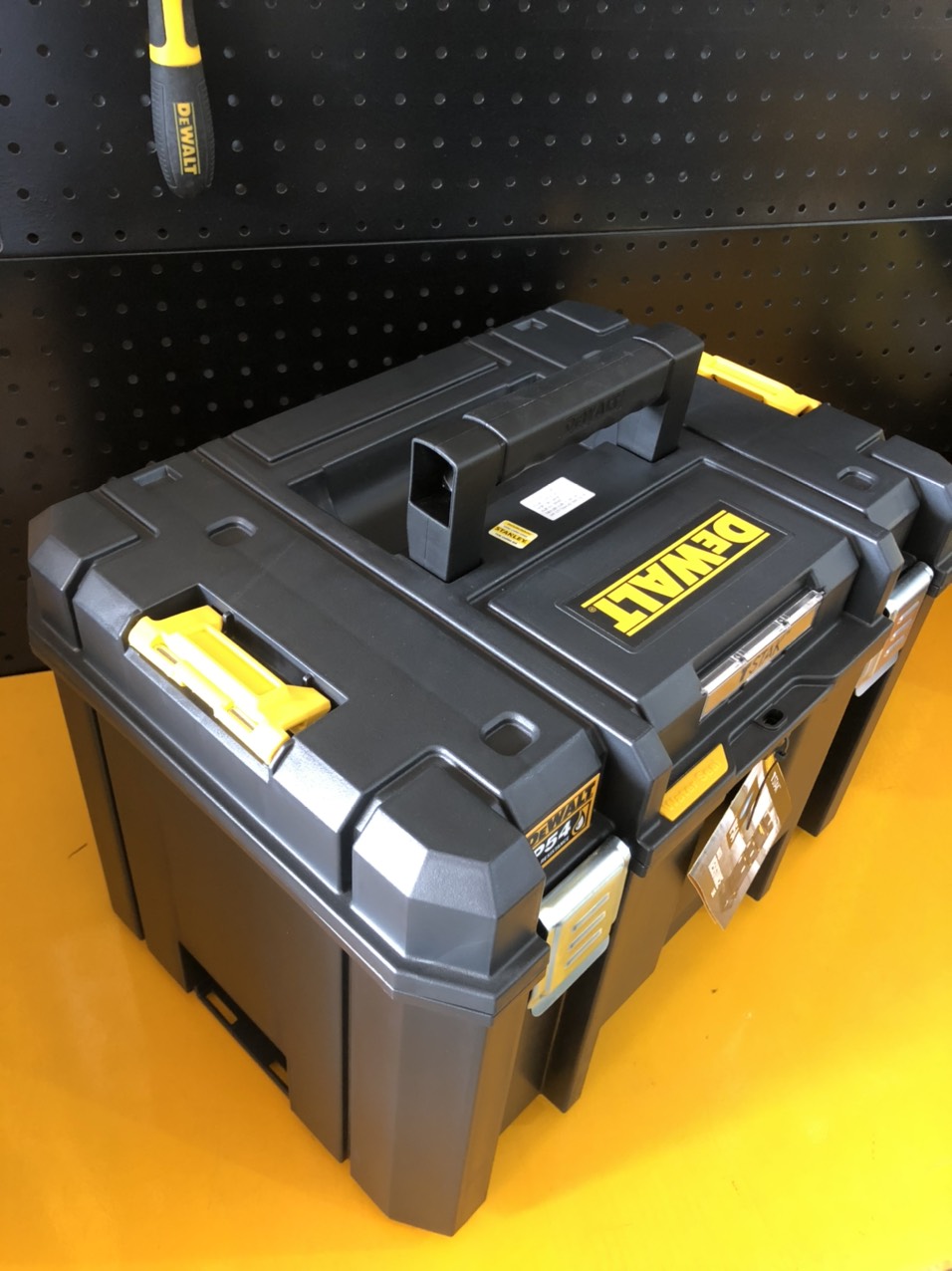 Hộp dụng cụ (nhựa) DeWalt DWST833461