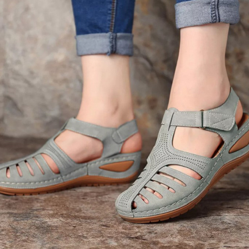 Giày sandals đế bằng kiểu retro