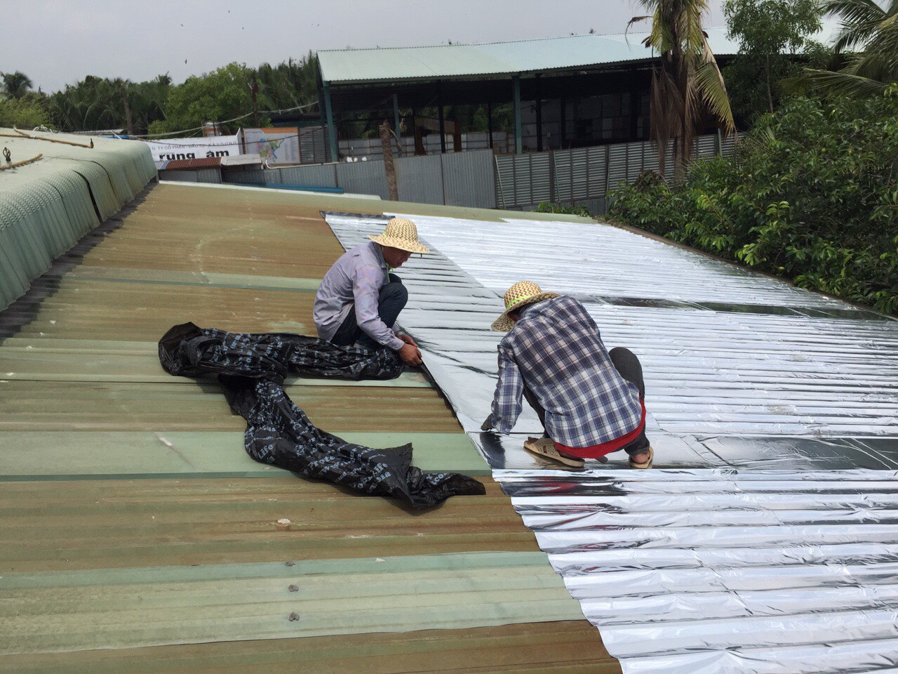 Chống dột mái tôn Hàn Quốc khỏ lớn 1 mét