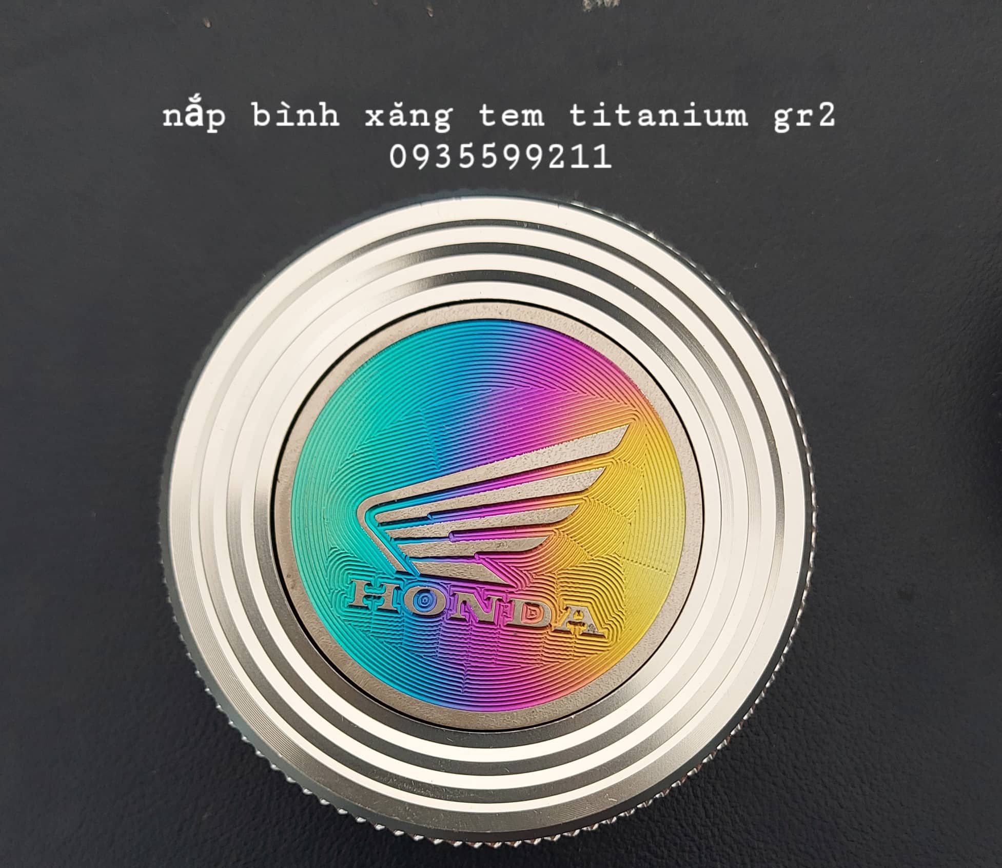 Nắp bình xăng nhôm cnc tem titan màu trắng