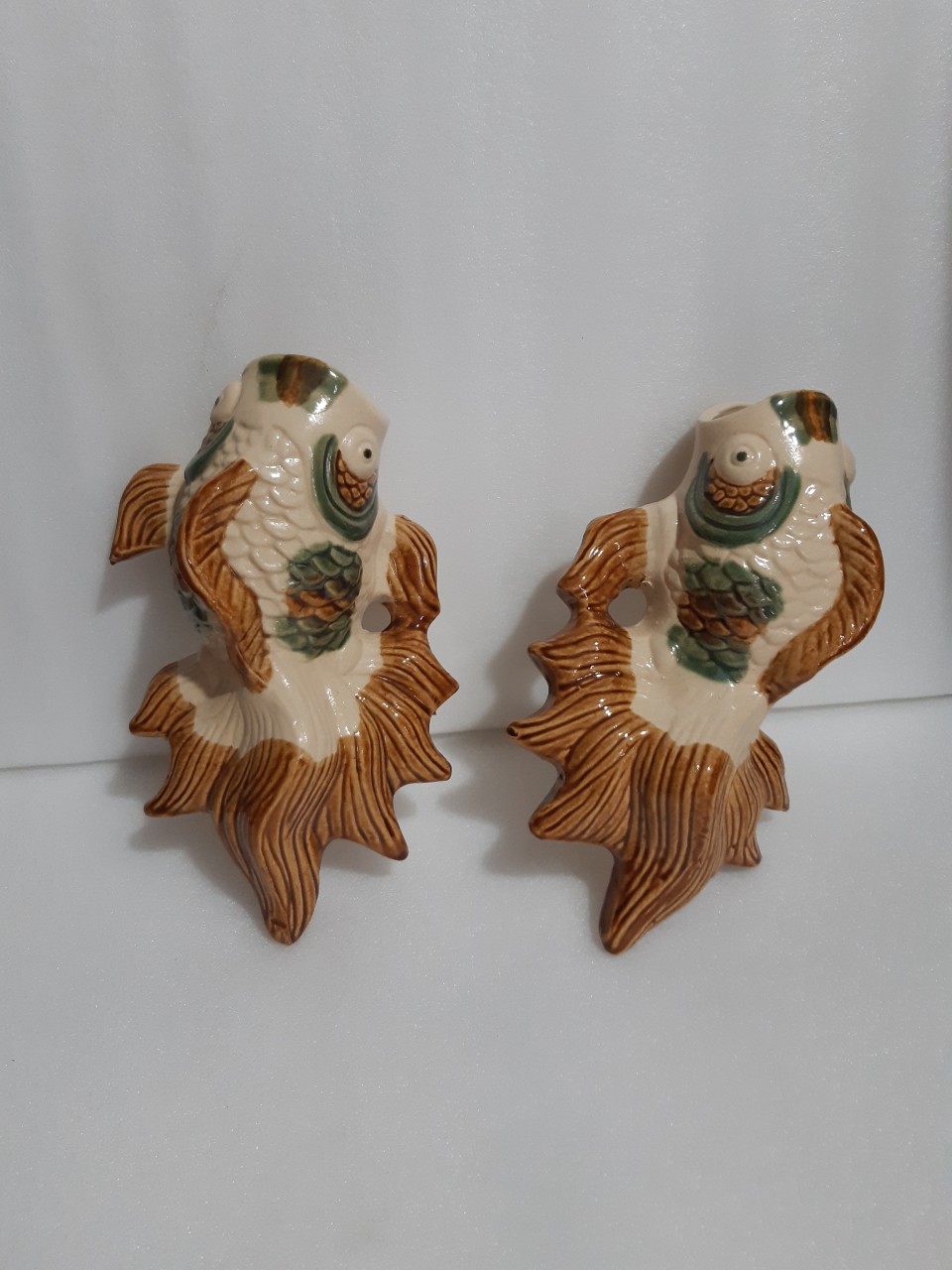 Chậu cá treo tường men nâu trắng 2 con