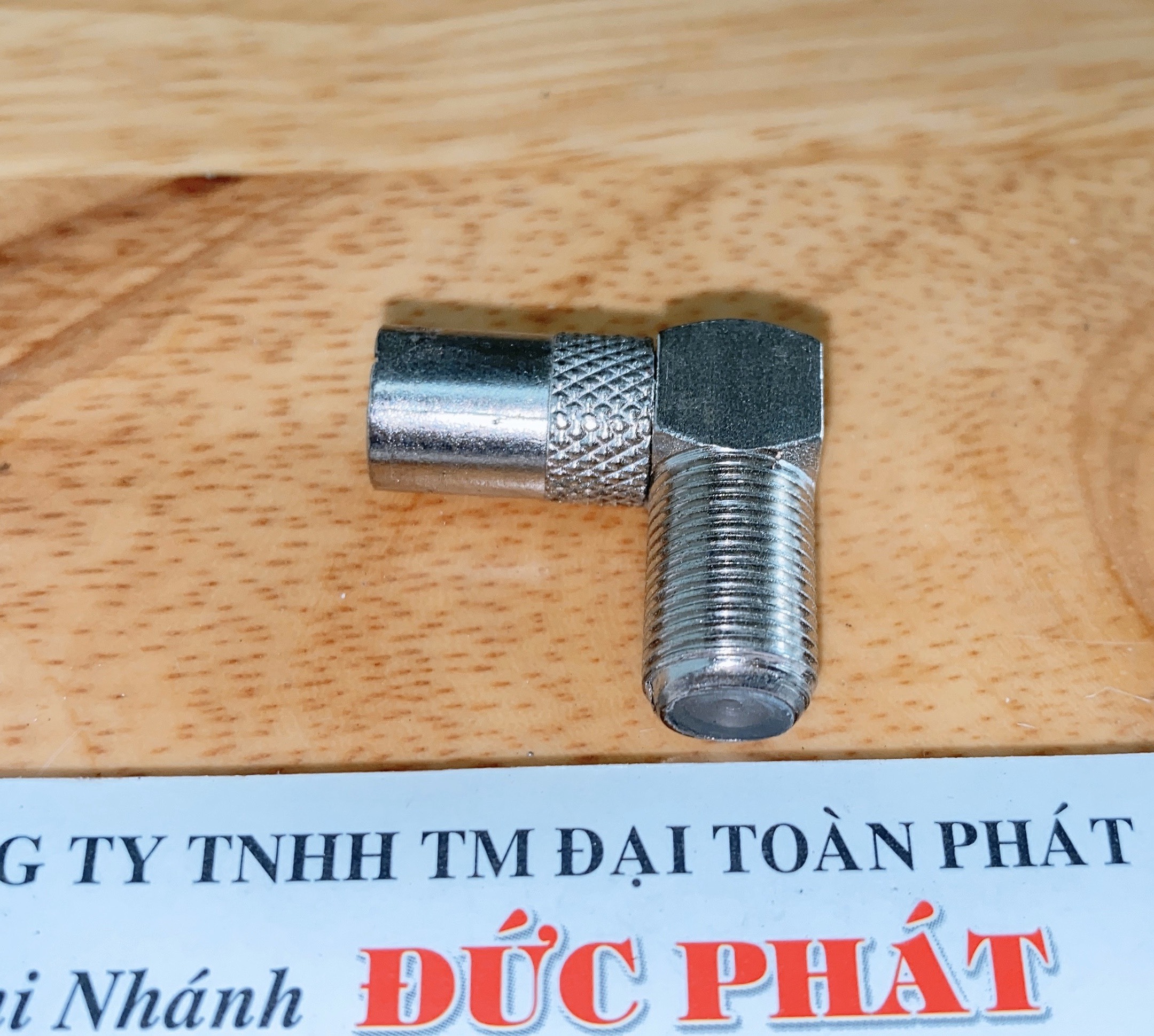 rắc cắm tivi vuông góc