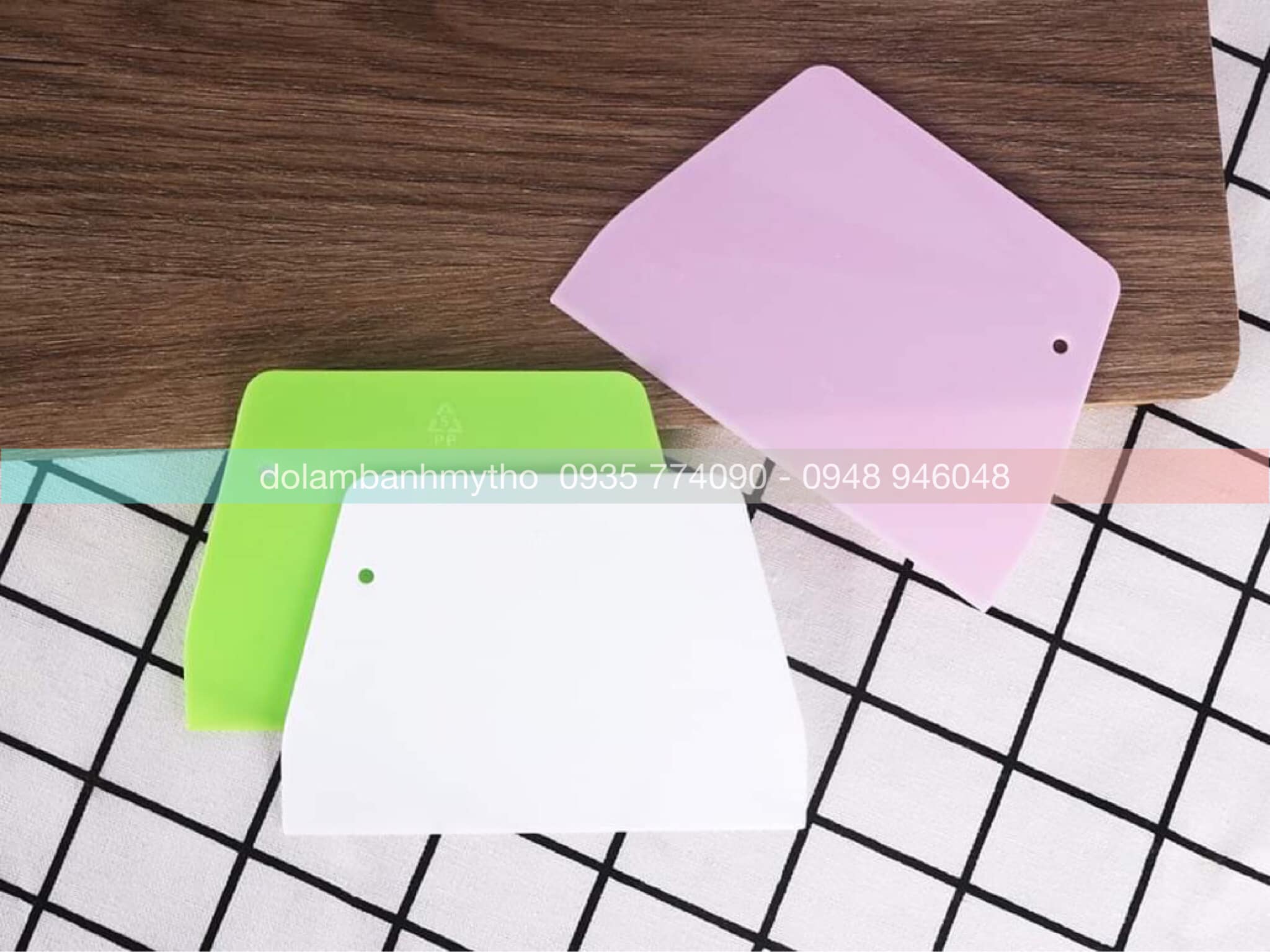 Miếng nhựa cắt bột