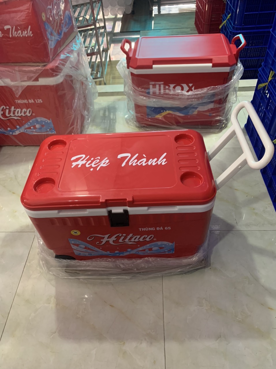 Thùng đá giữ lạnh 65 lít có bánh xe, tay kéo.