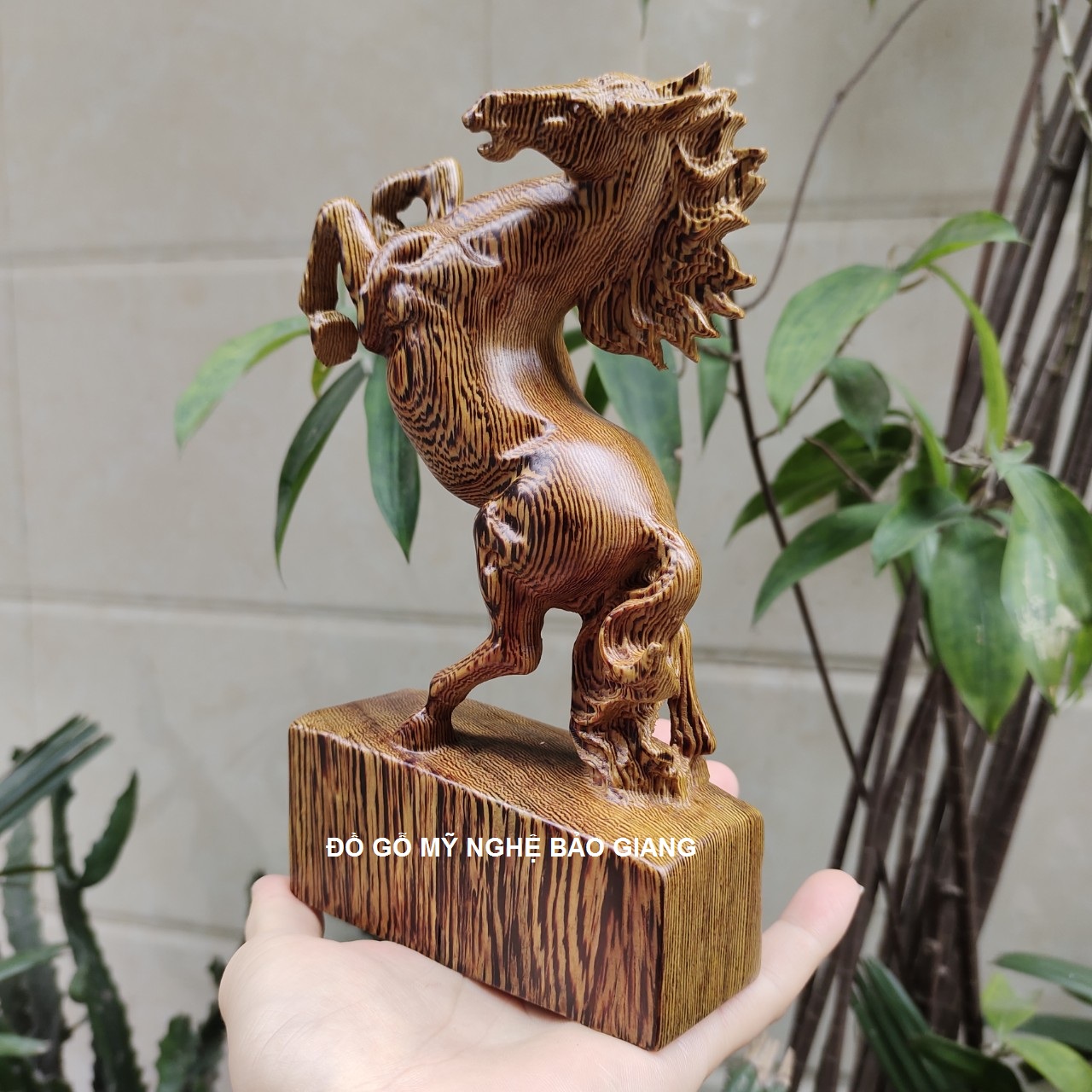 Tượng con ngựa gỗ mun đuôi công cao 20 cm