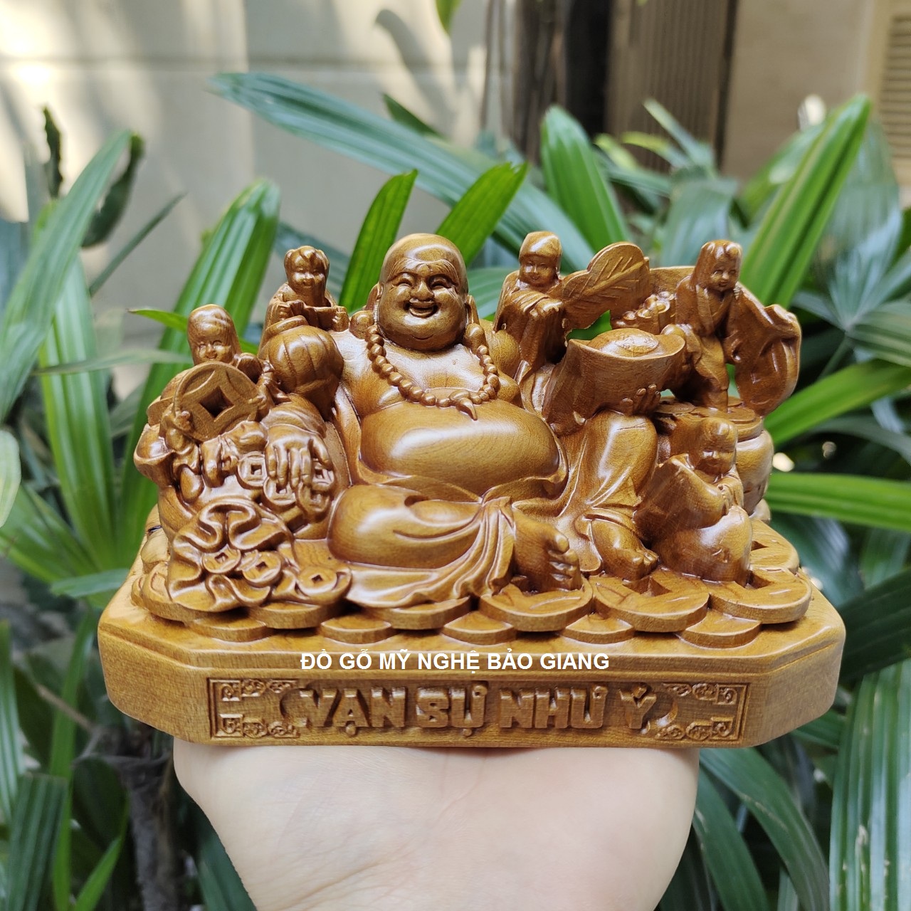 Tượng phật di lặc để ô tô gỗ bách xanh