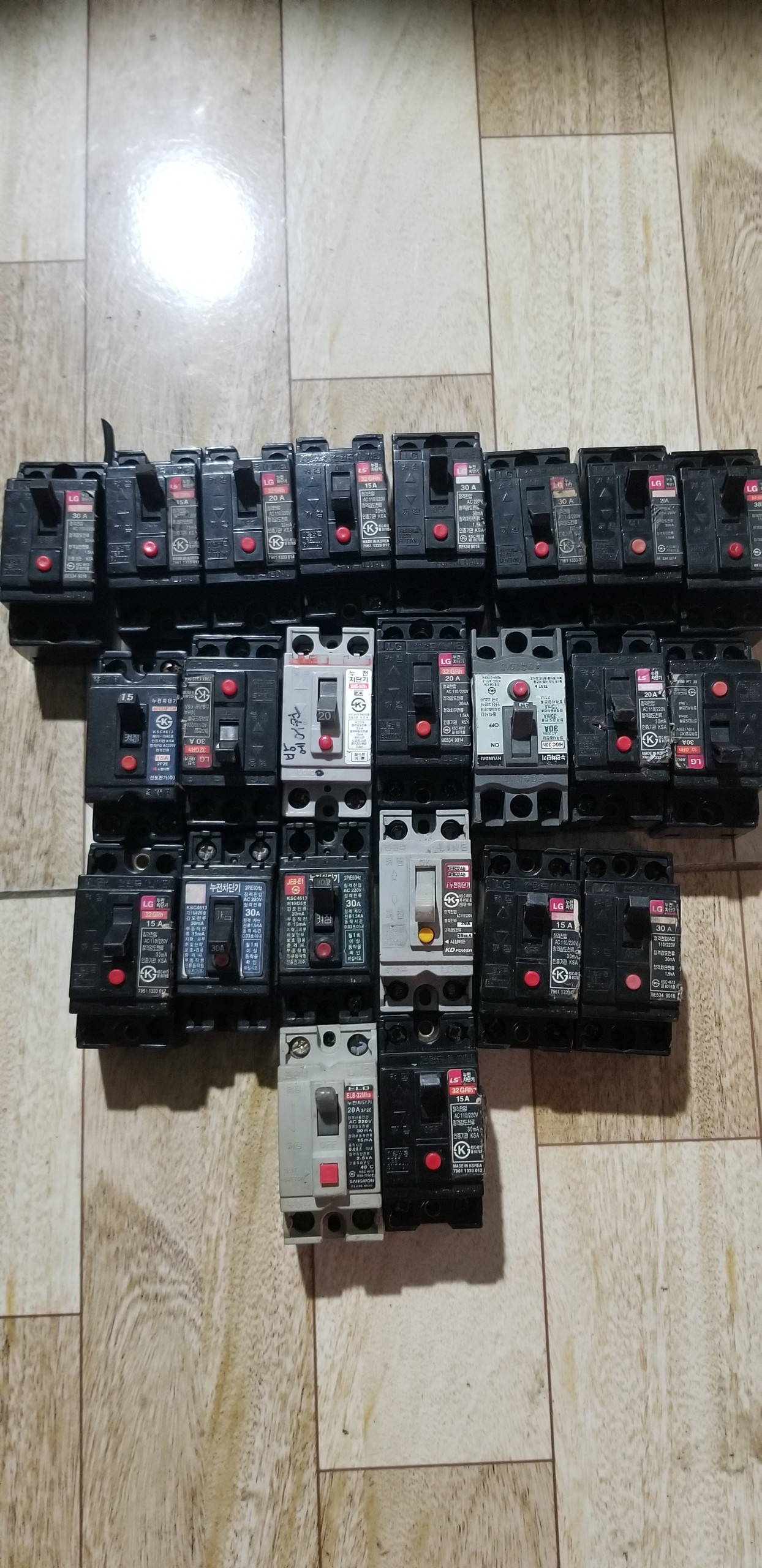 Aptomat CB chống giật 15, 20, 30A hàng bãi