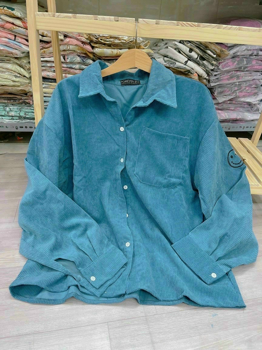 Áo Sơ Mi Nhung Gân Hình Mặt Cười Bên Cánh Tay Mang Phong Cách Trẻ Hót Trend