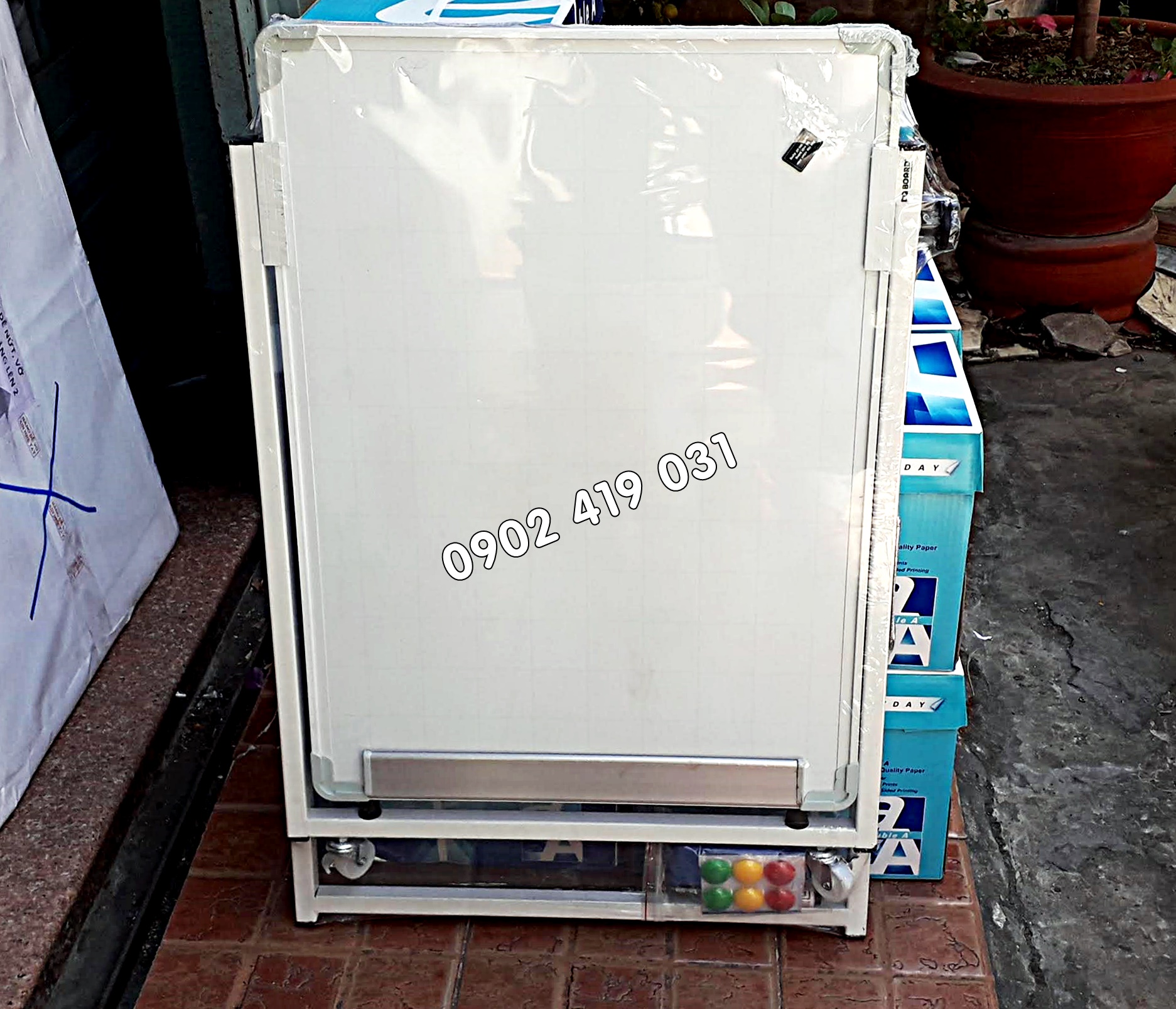 Bảng Flipchart Chân Gấp DQ Plus 60 x 80cm [ Tặng bút, nam châm, lau bảng ]