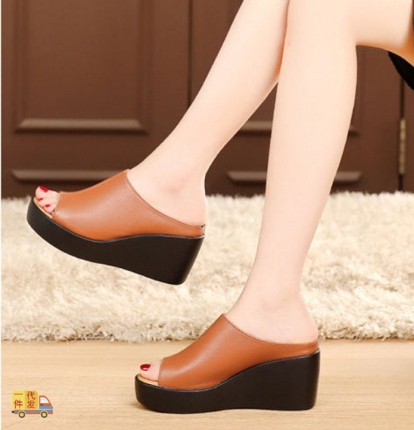 Dép đế xuồng quai da