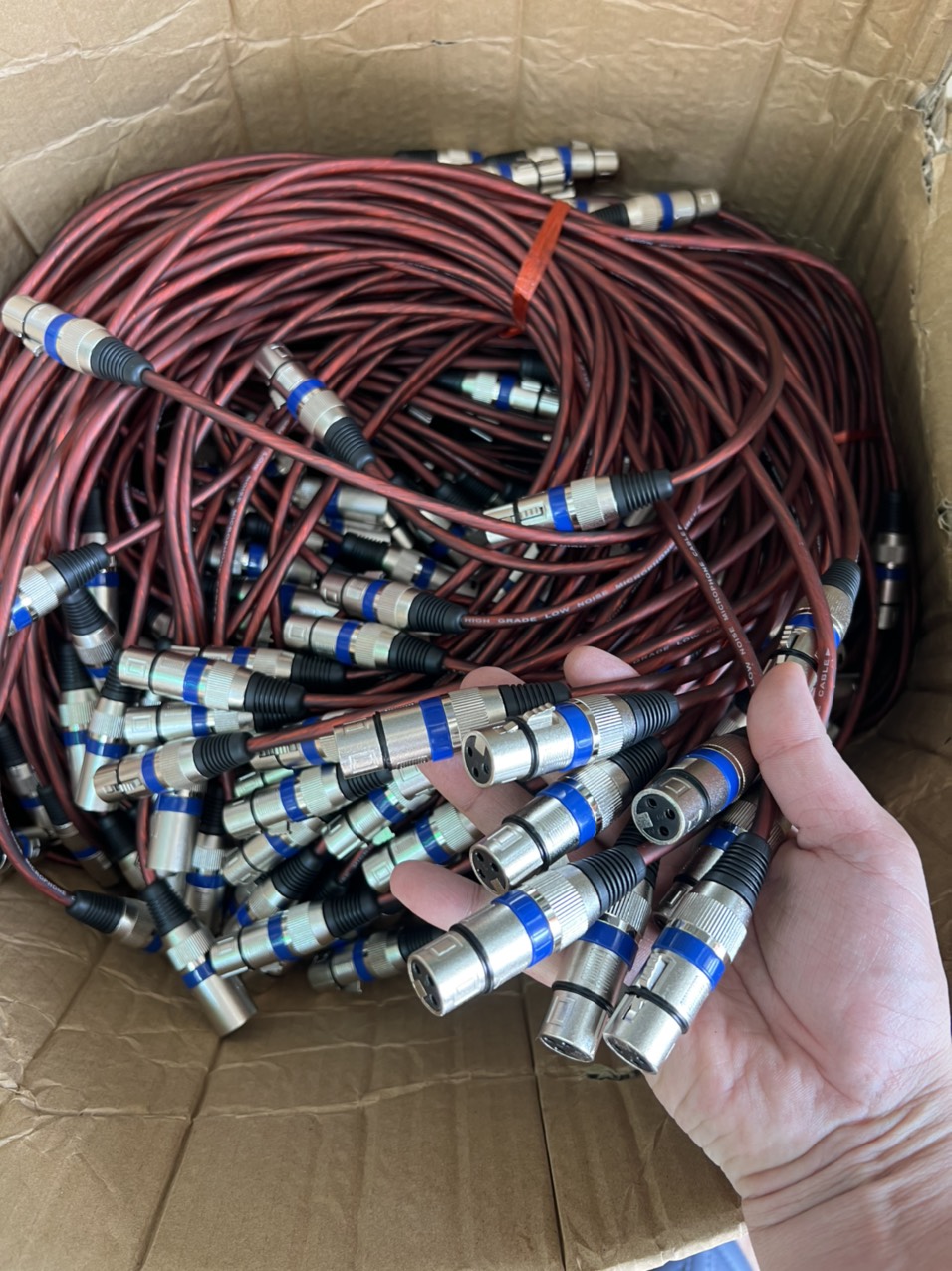 Dây Canon 2 Đầu Chống nhiễu (Nâu, tím)  chất lượng cao.Kích thước dây 0.8 mét, dây mềm siêu bền, lõi Đồng nguyên chất.Đảm bảo chất âm ổn định, không sôi không sạn âm.